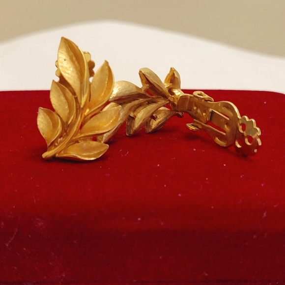 Vintage Leaf Design Clip On Earrings - Picture 2 of 2